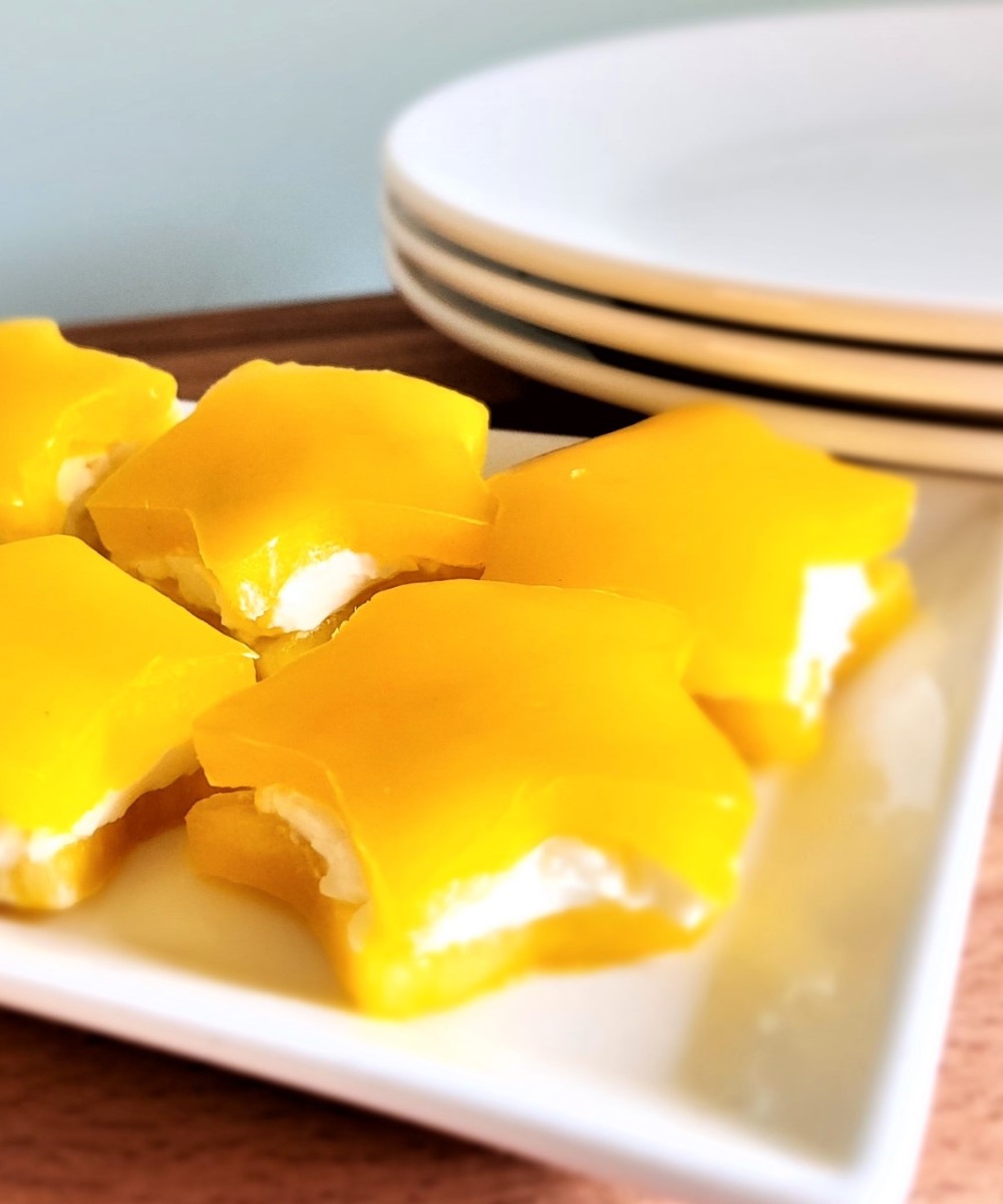 Bell pepper star sandwiches with cream cheese